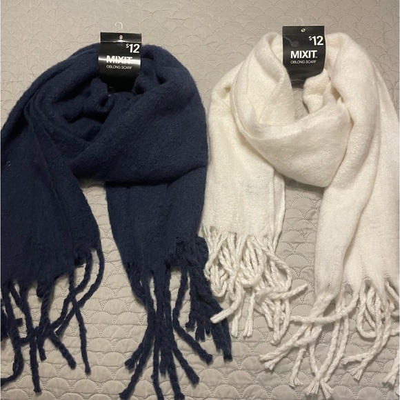 Super soft winter scarf, NWT, navy or ivory - Picture 1 of 8